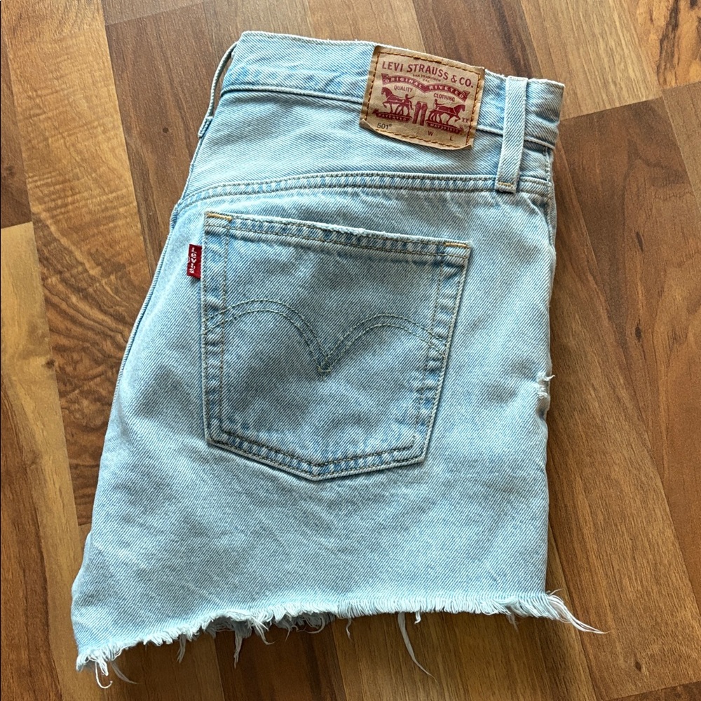 Levi's 501 Woman’s Size W29 Light Blue Distressed Jean Shorts - Picture 4 of 15